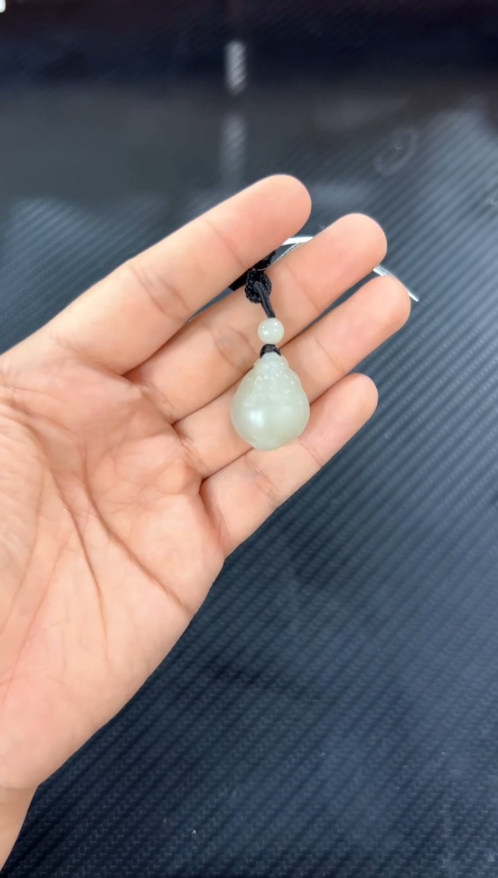 吊坠(赠链)未镶嵌和田玉且末微色差近矿