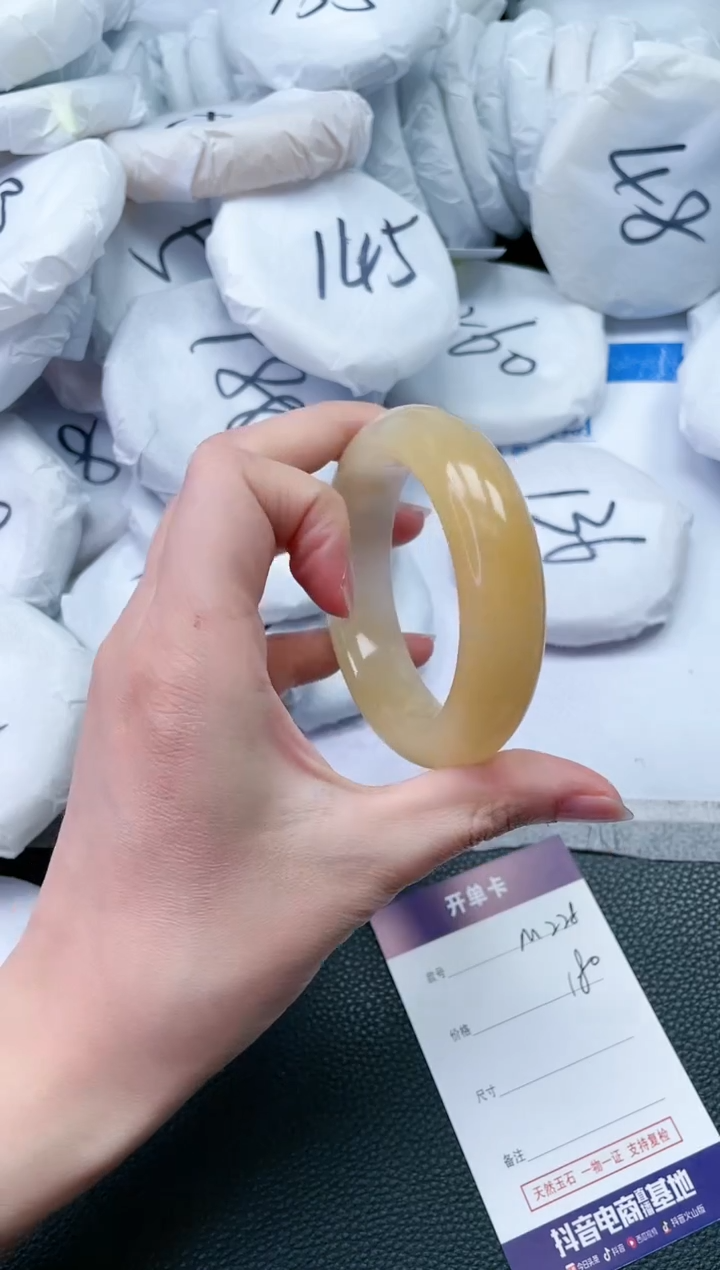 【闪购商品】石英质玉手镯未镶嵌M228