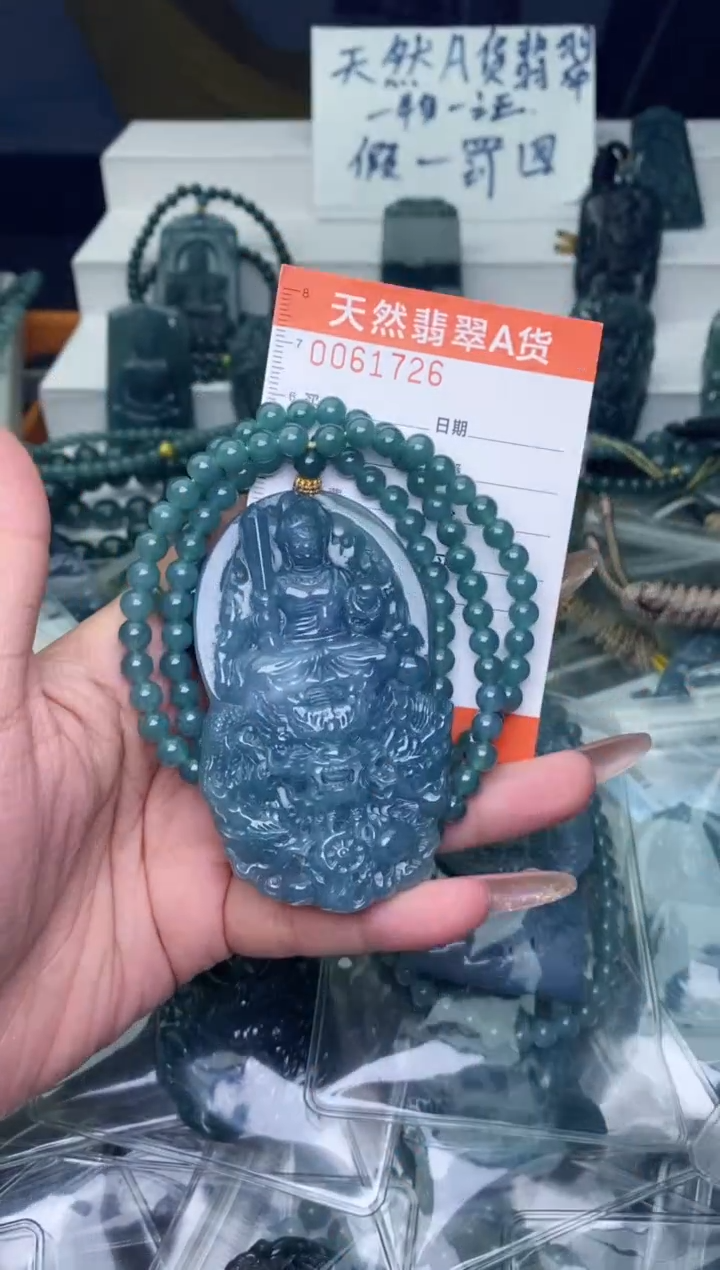 翡翠未镶嵌颈饰          