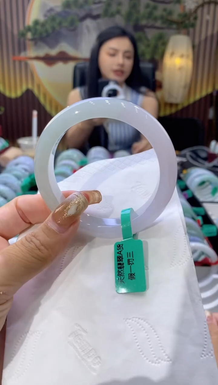 翡翠手镯未镶嵌多人04667