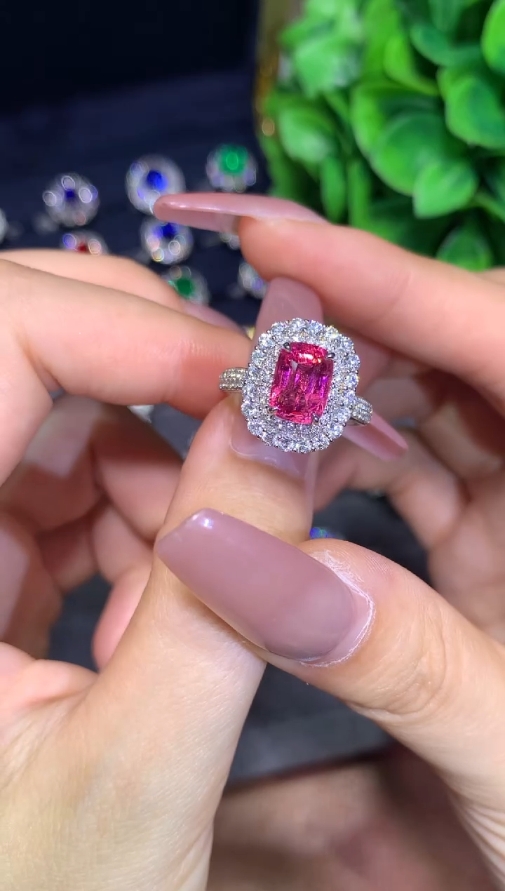 18K金镶嵌戒指尖晶石2.58ct