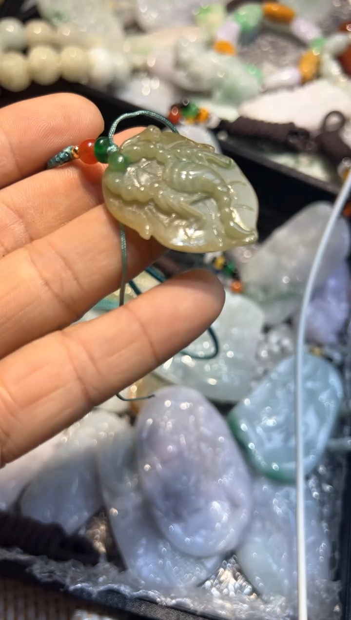 【闪购商品】翡翠吊坠(不含链)未镶嵌老料蝎子