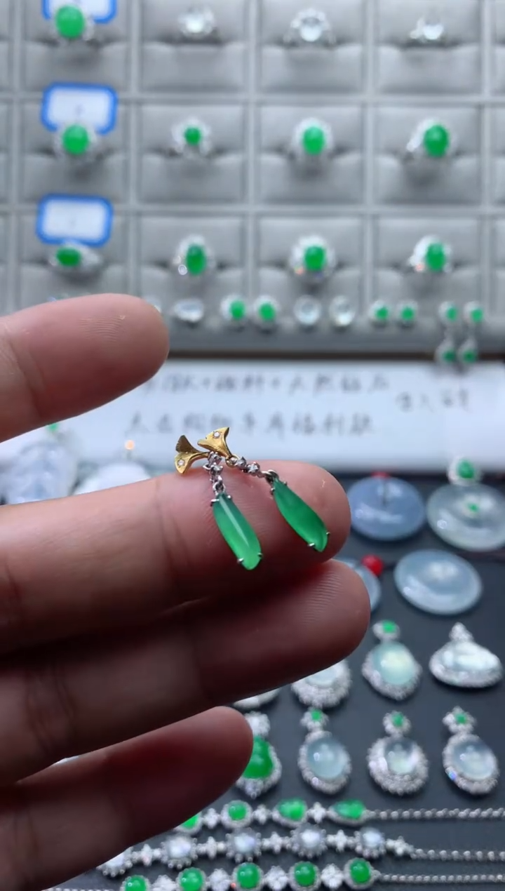 18K金镶嵌翡翠耳饰18K翡翠伴钻