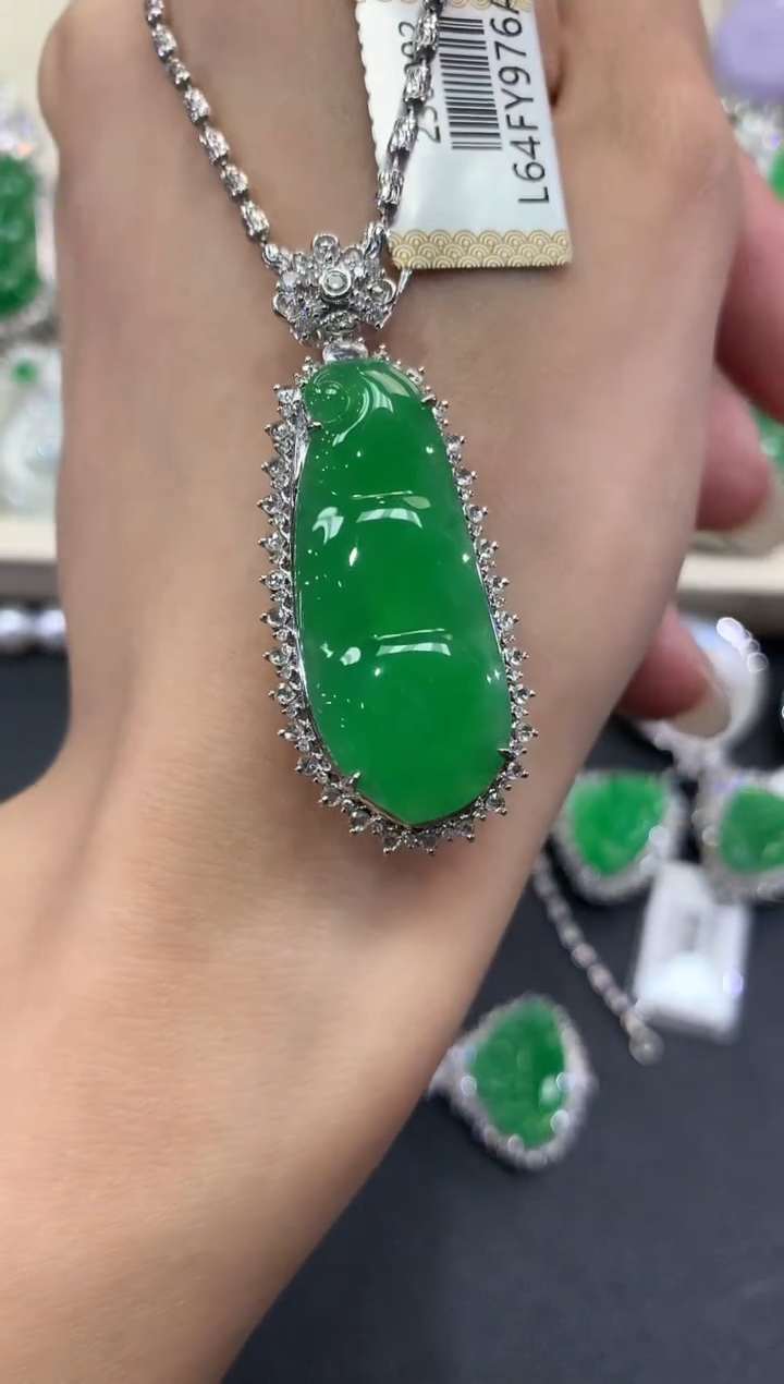 【闪购商品】翡翠吊坠(不含链)18K金镶嵌q123       