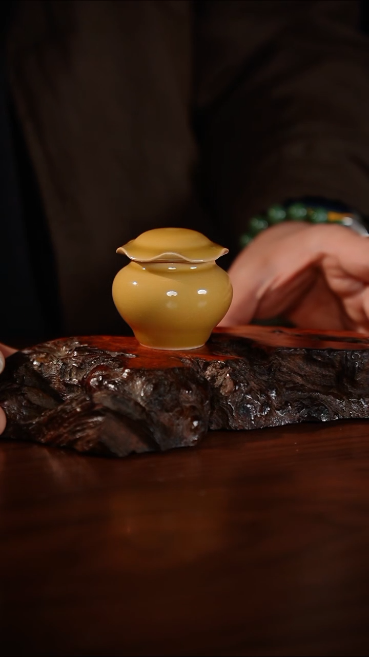 55-1小荷叶盖罐（龙泉·米黄釉盛侃）