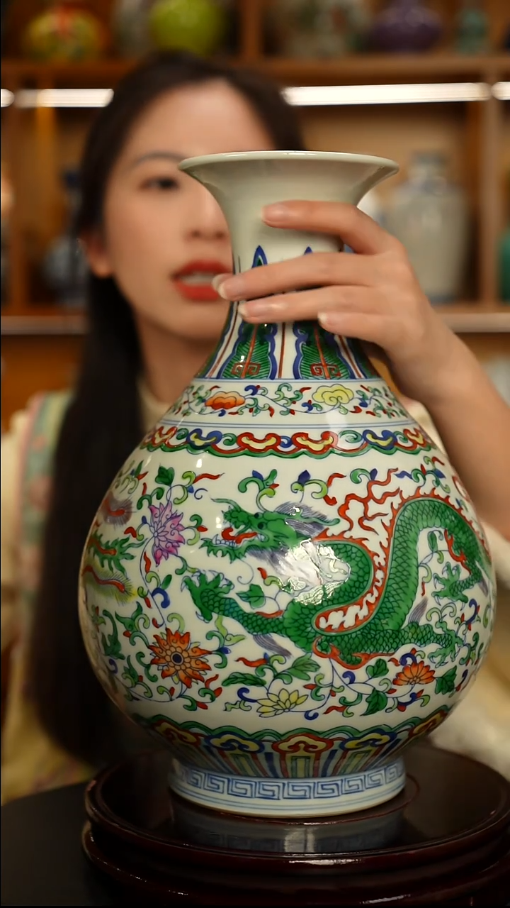 仿清瓷斗彩龙凤呈祥玉壶春瓶一只