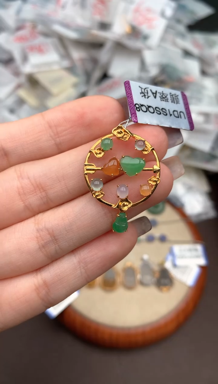 18K金镶嵌挂件翡翠一