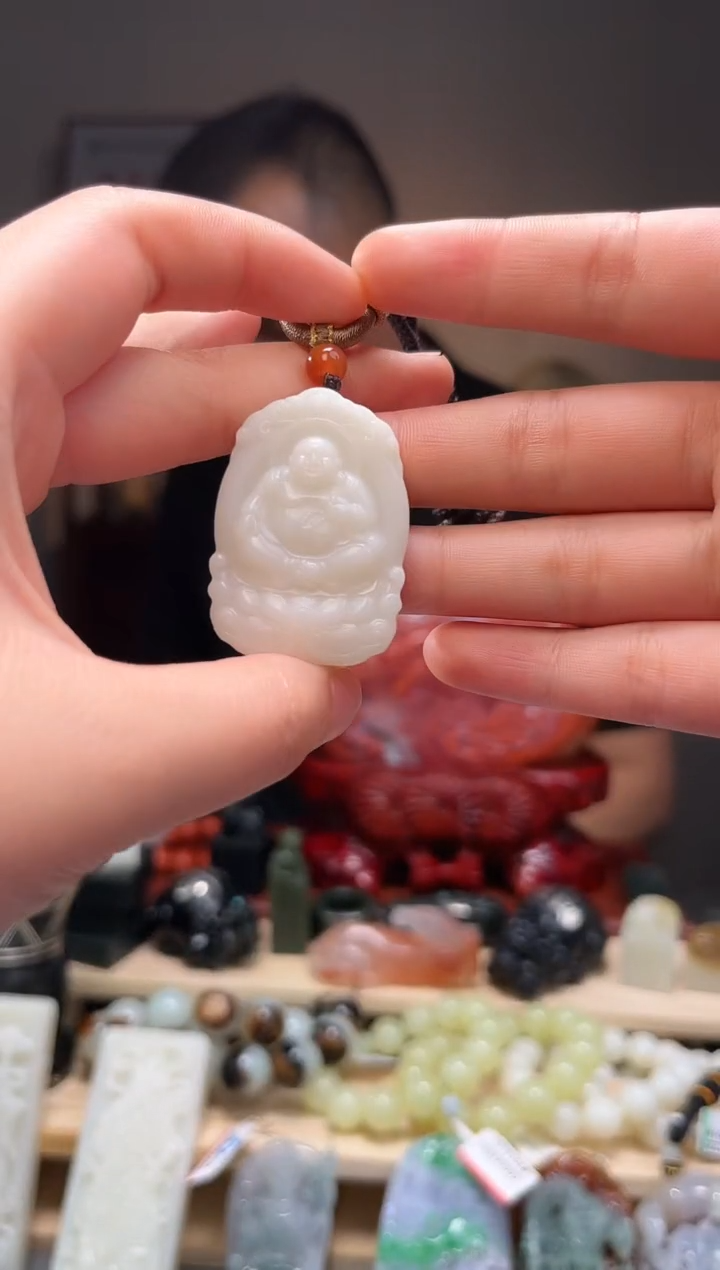 颈饰未镶嵌和田玉吊坠