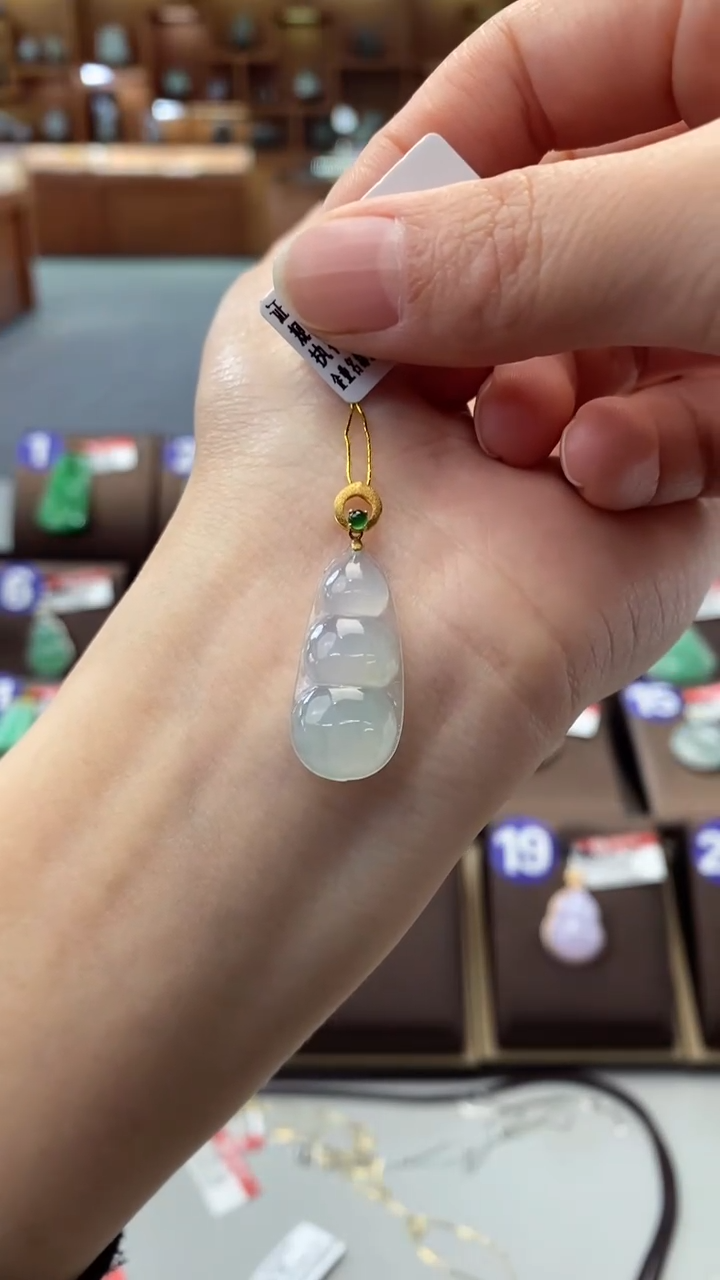 【闪购商品】翡翠颈饰18K金镶嵌福豆