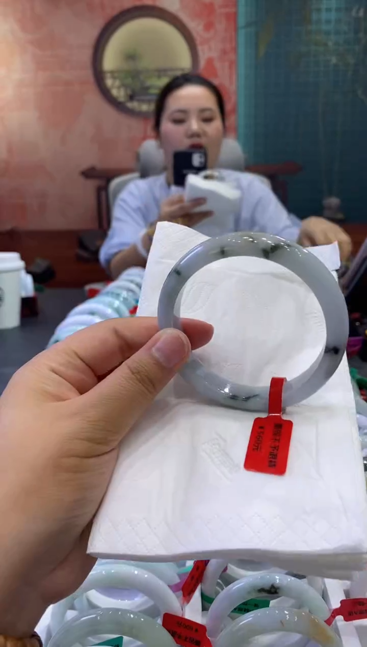 翡翠手镯未镶嵌多人0019592