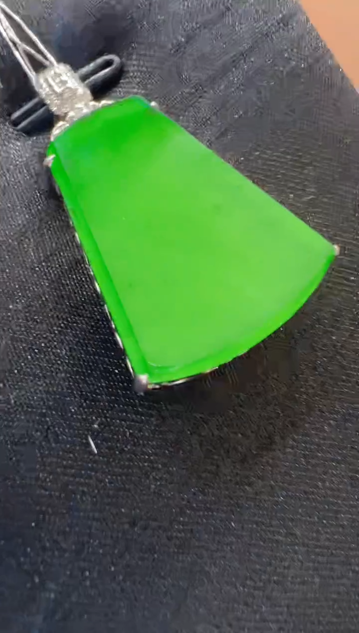 【闪购商品】翡翠吊坠(不含链)18K金镶嵌             