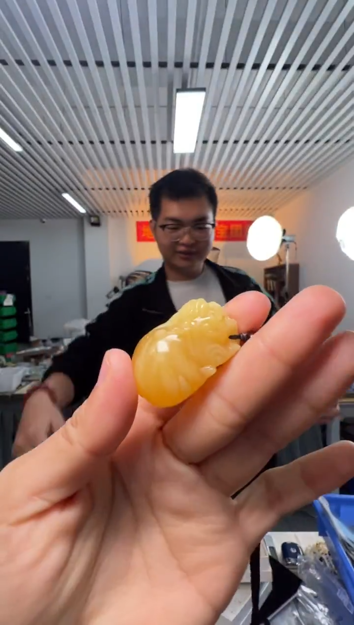 蜜蜡颈饰未镶嵌俄料蜜蜡貔貅雕刻件吊坠9.5克