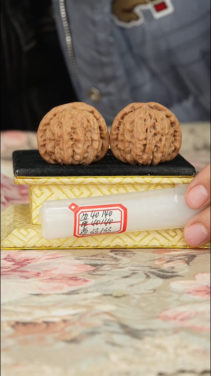 【闪购商品】文玩核桃把件白狮子有修