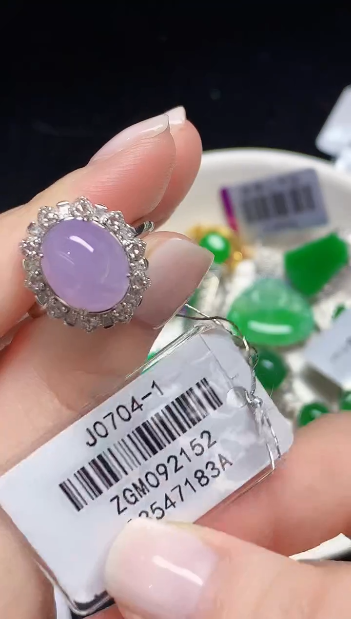 18K金镶嵌戒指翡翠多样性发其一