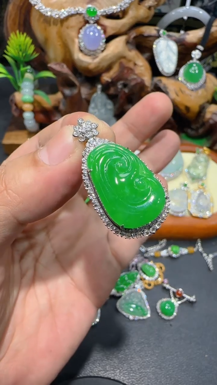 【闪购商品】翡翠吊坠(不含链)18K金镶嵌吊坠