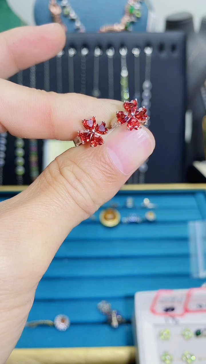 【闪购商品】石榴石耳饰银S925镶嵌鸽血红