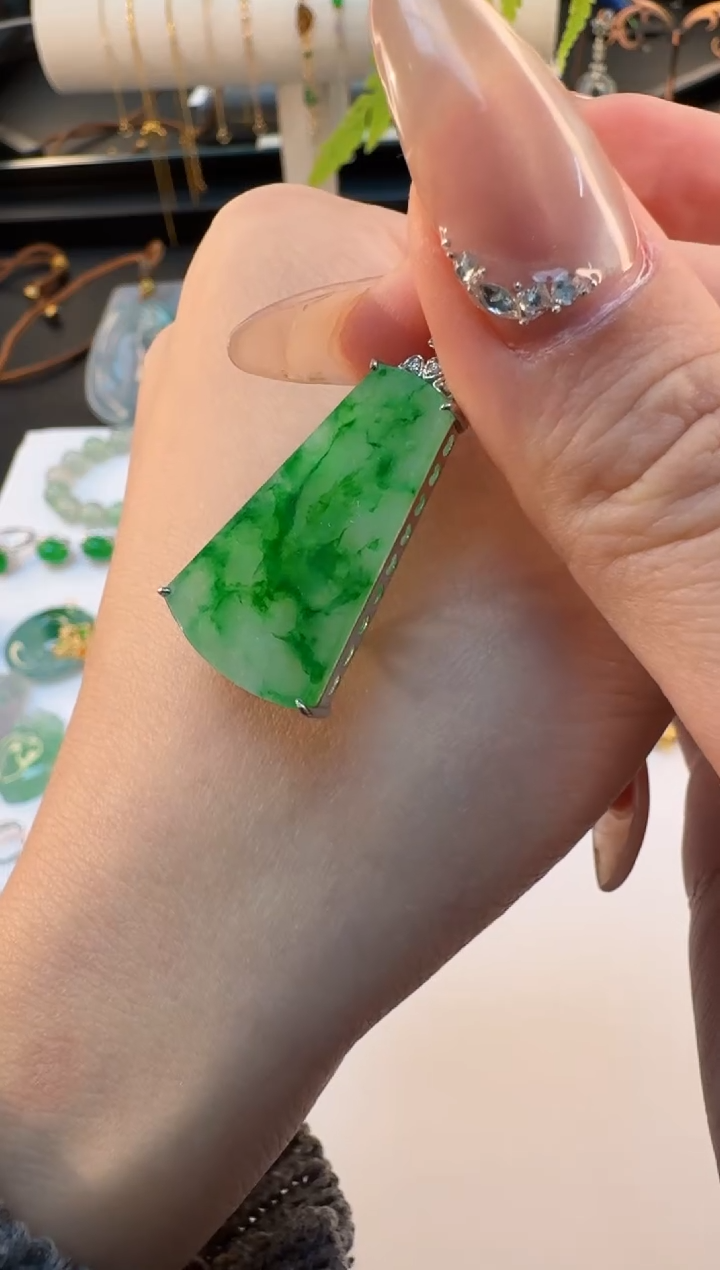 【闪购商品】翡翠颈饰18K金镶嵌缅甸翡翠A货吊坠