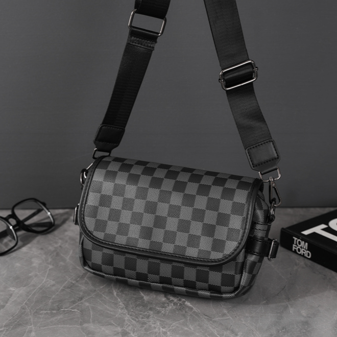 男士休闲通勤搭配时尚新品牛皮百搭格子肩包单肩潮流复古背包运动