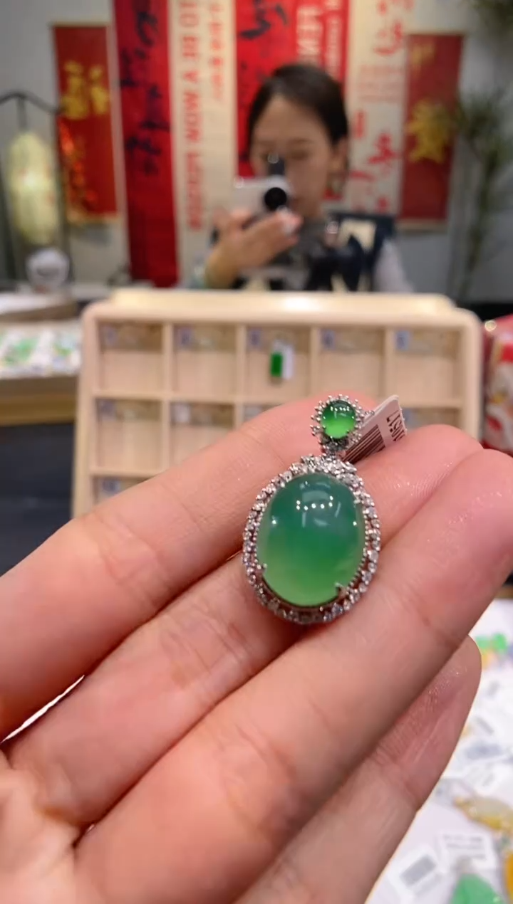 【闪购商品】翡翠吊坠(不含链)18K金镶嵌蛋面