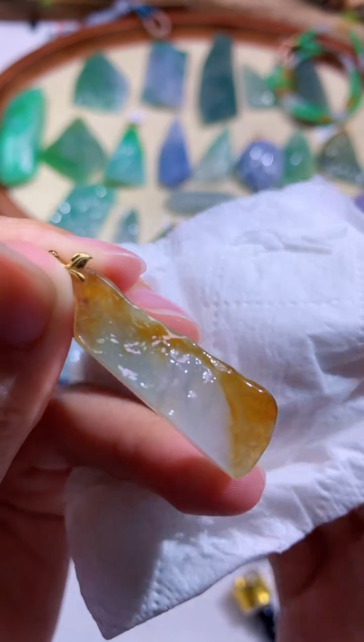 翡翠未镶嵌颈饰          