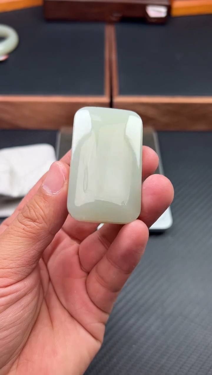 和田玉未镶嵌吊坠(赠链)且末微色差近矿