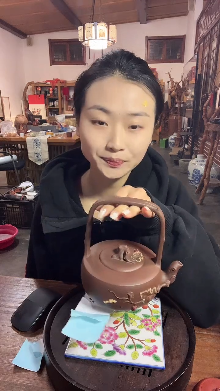 松鼠葡萄提梁壶   
