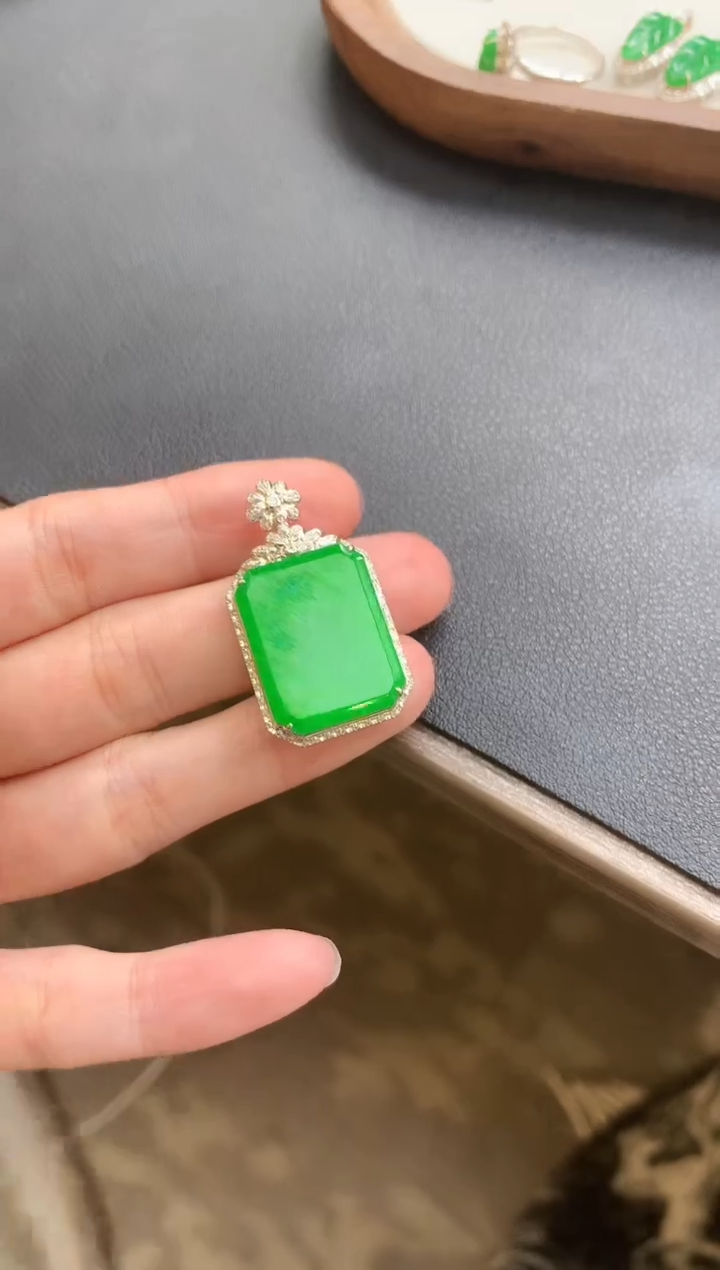 翡翠18K金镶嵌吊坠(不含链)无事牌|7980多样性发其一