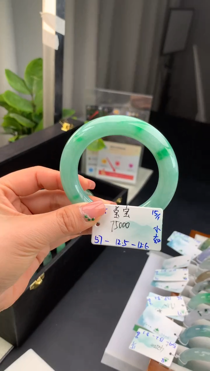 【闪购商品】翡翠手镯未镶嵌下单联系客服核对地址哦订金1万元