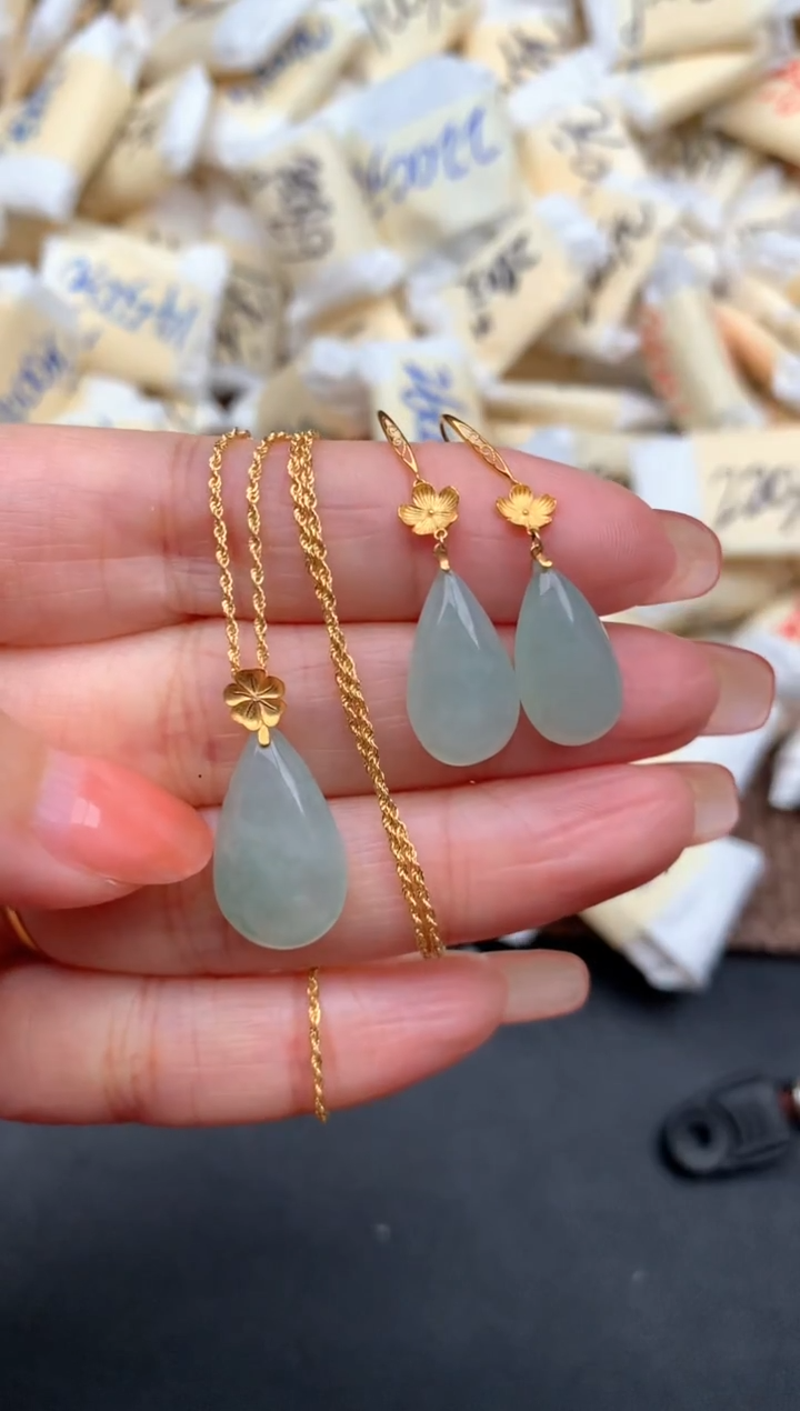 18K金镶嵌挂件翡翠1