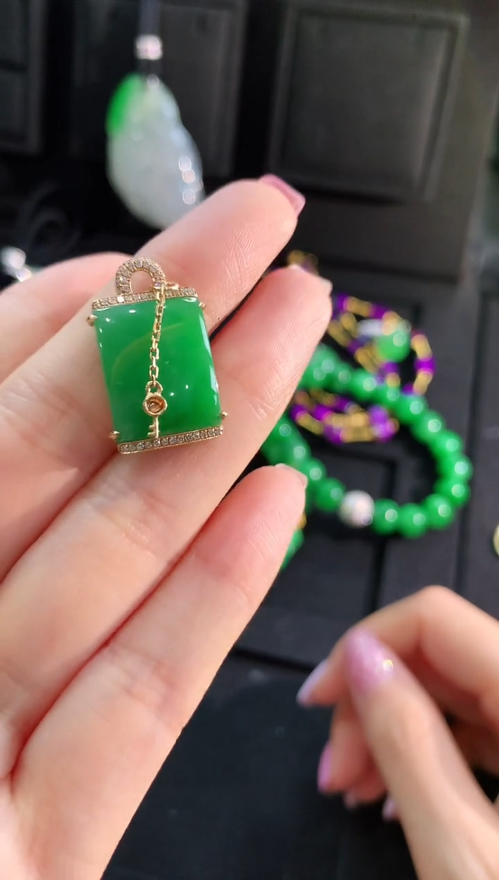 【闪购商品】翡翠吊坠(不含链)18K金镶嵌吊坠