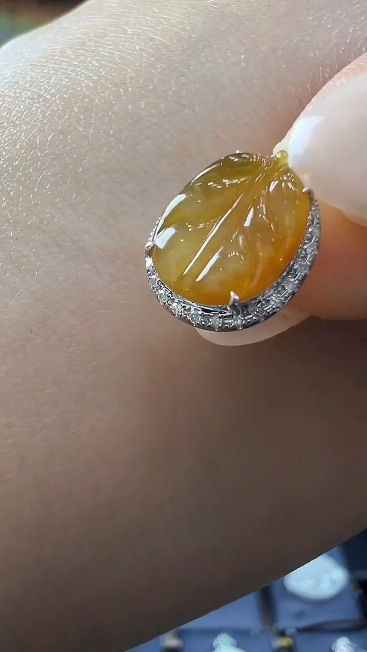 18K金镶嵌挂件翡翠叶子小滴溜