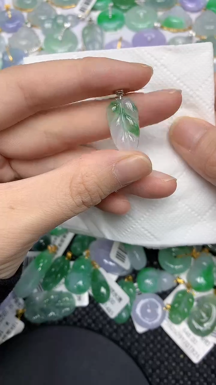 颈饰18K金镶嵌翡翠111111111