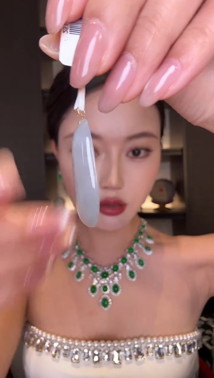 颈饰18K金镶嵌翡翠111