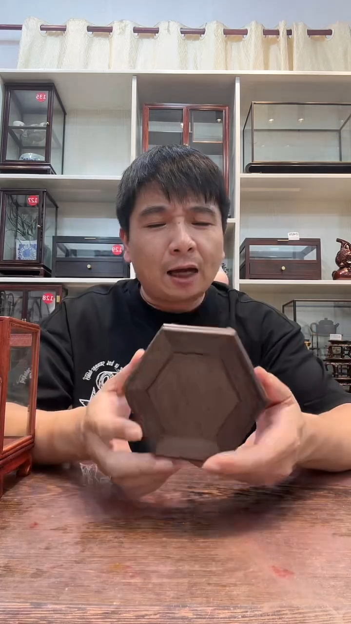 鸡翅木六角摆台480