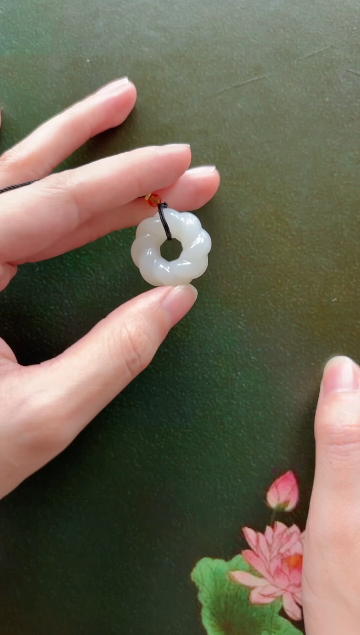 颈饰未镶嵌和田玉吊坠