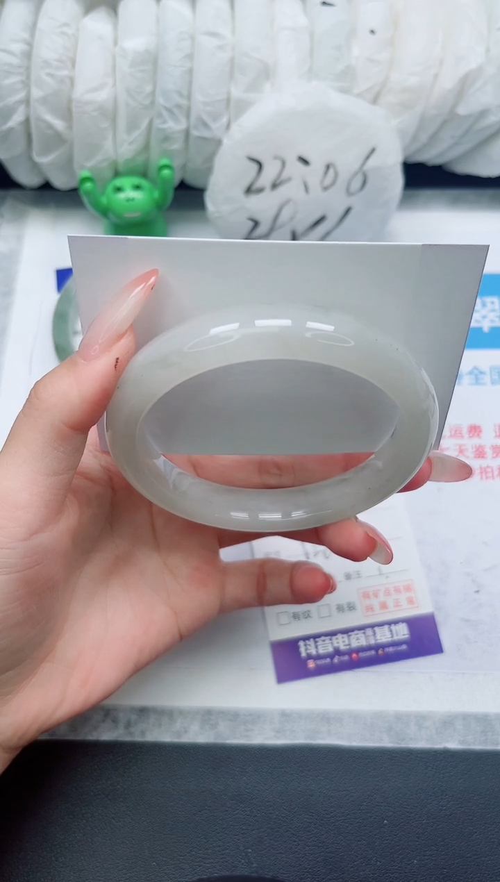 【闪购商品】石英质玉未镶嵌手镯328