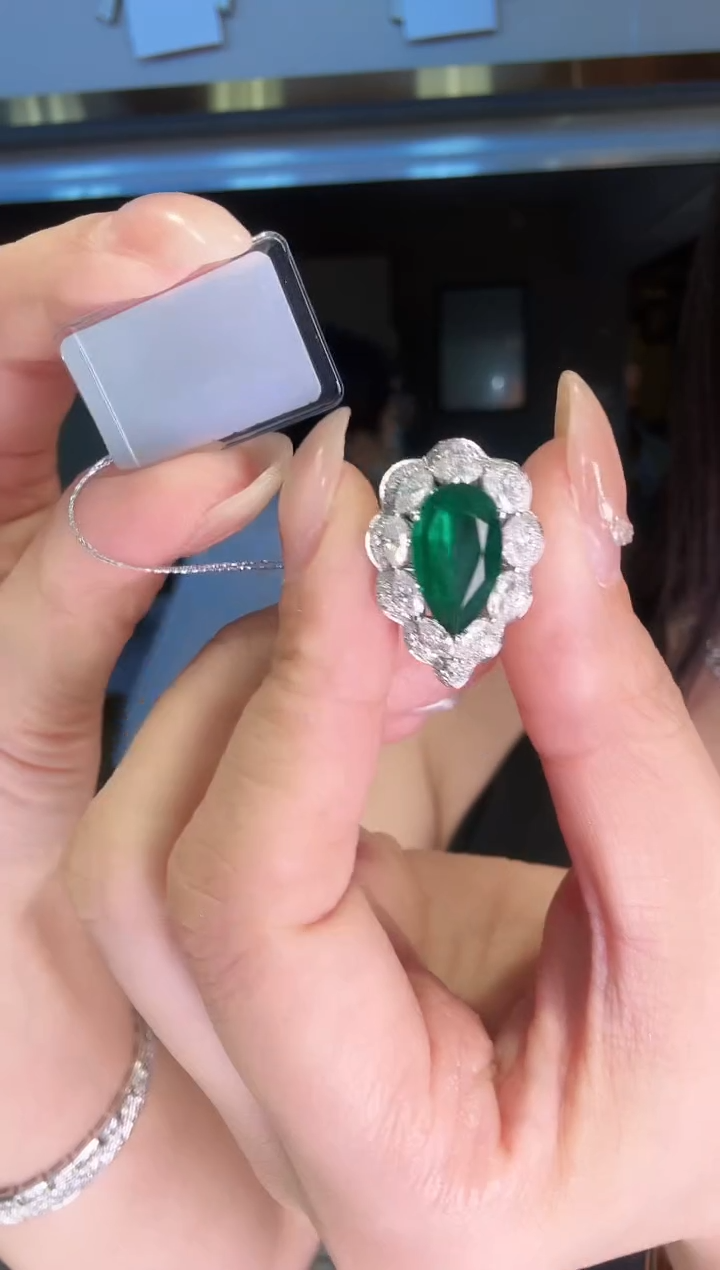 18K金镶嵌戒指祖母绿2.85ct  