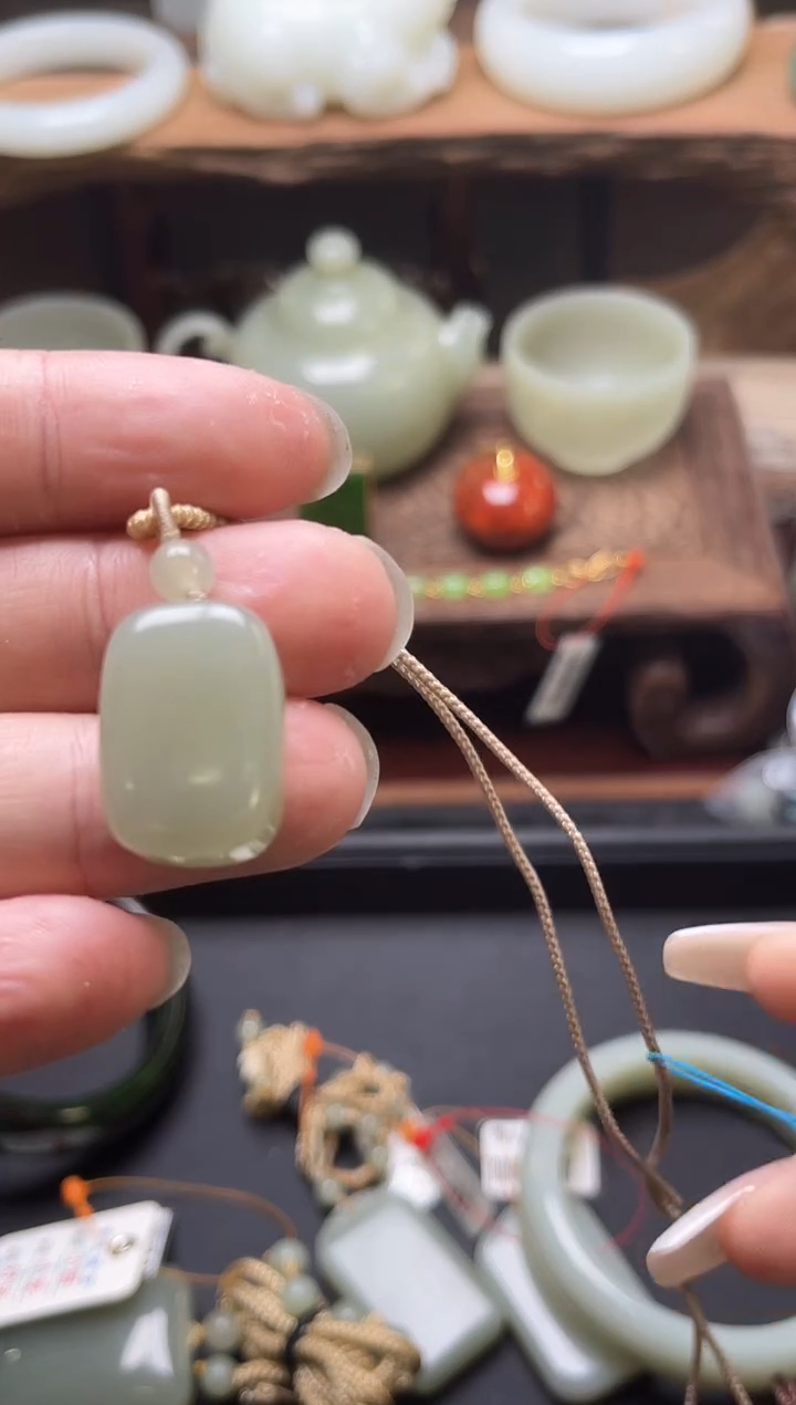 【闪购商品】和田玉吊坠未镶嵌且末青白 面包牌 多样性发一