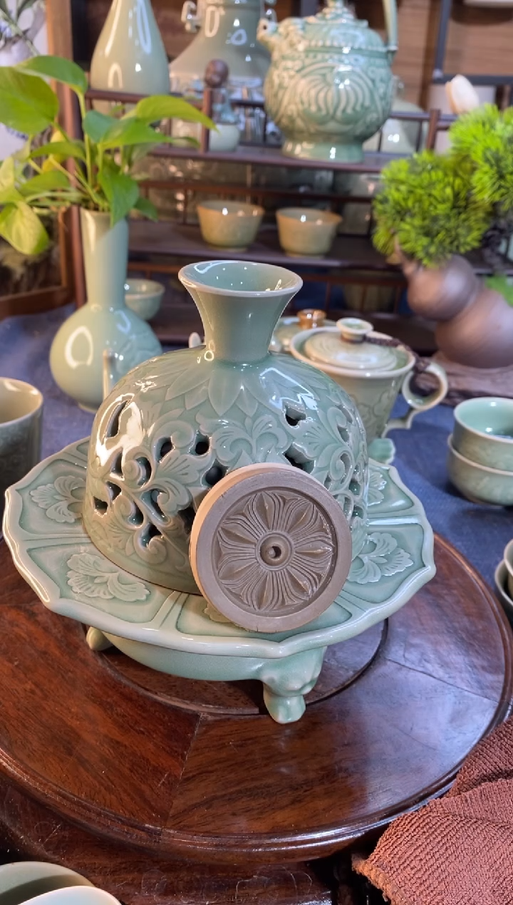 900111 手工刻花镂空香炉 有瑕1只