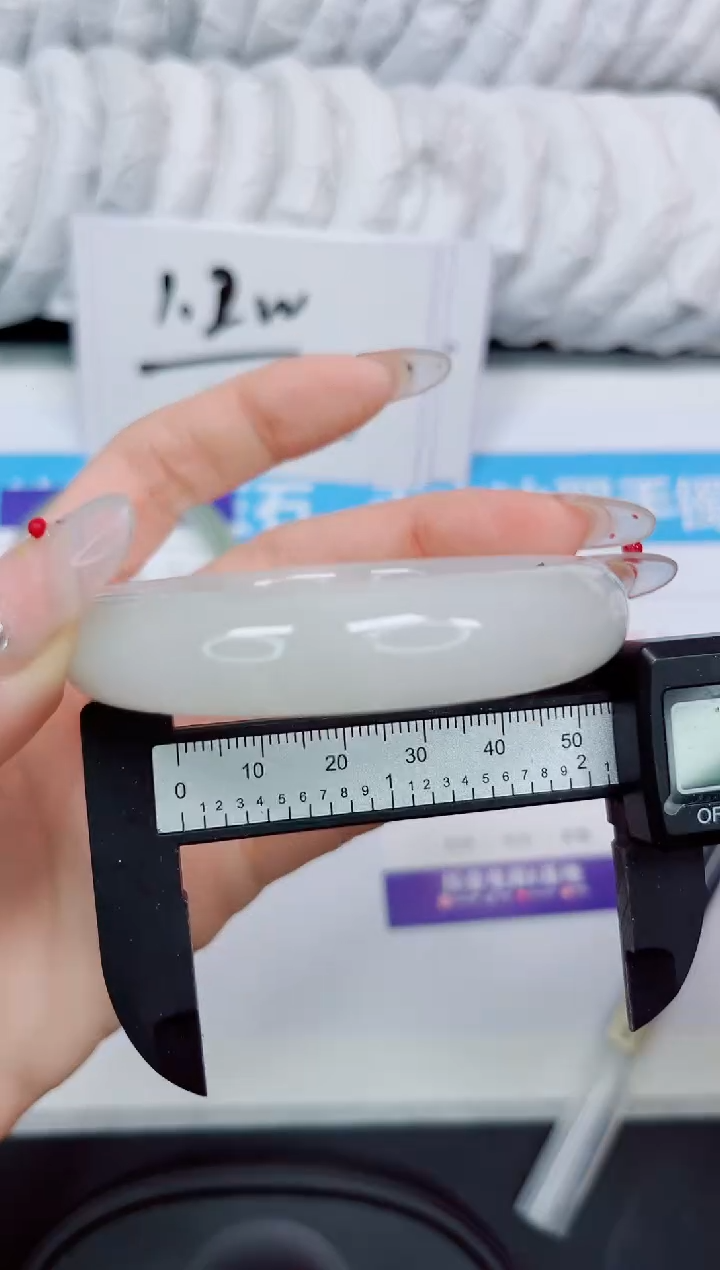 石英质玉手镯未镶嵌44/56