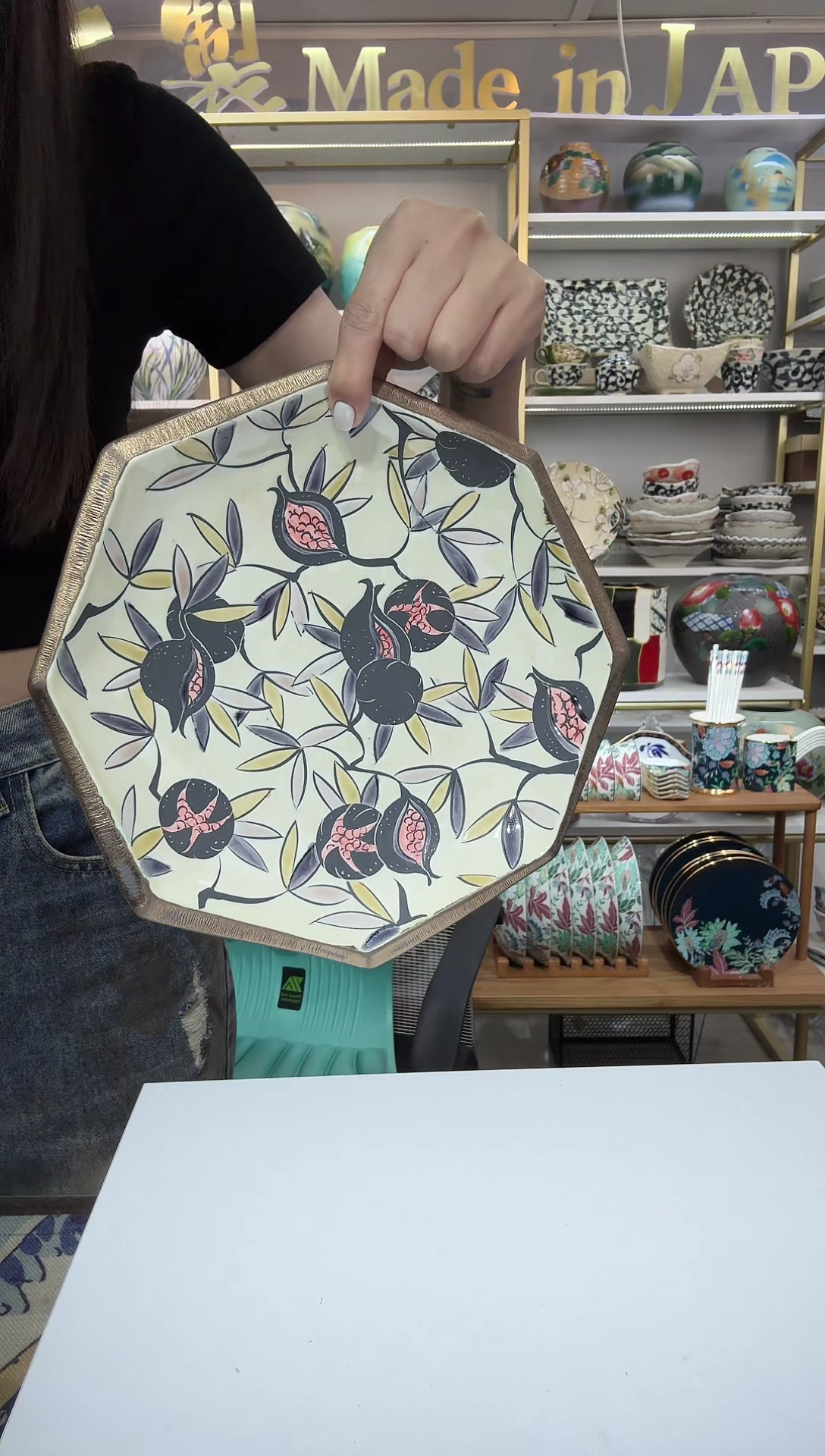 陶瓷23厘米八角盘一只