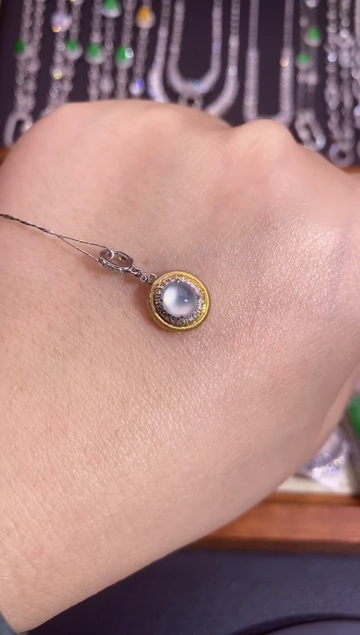 翡翠18K金镶嵌颈饰吊坠