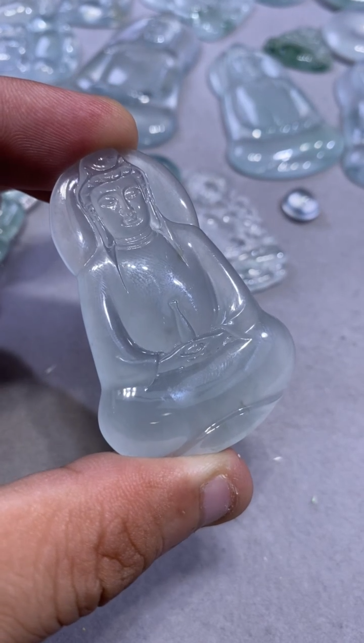 吊坠(不含链)未镶嵌翡翠观音6880   53.0  36.8  4.3