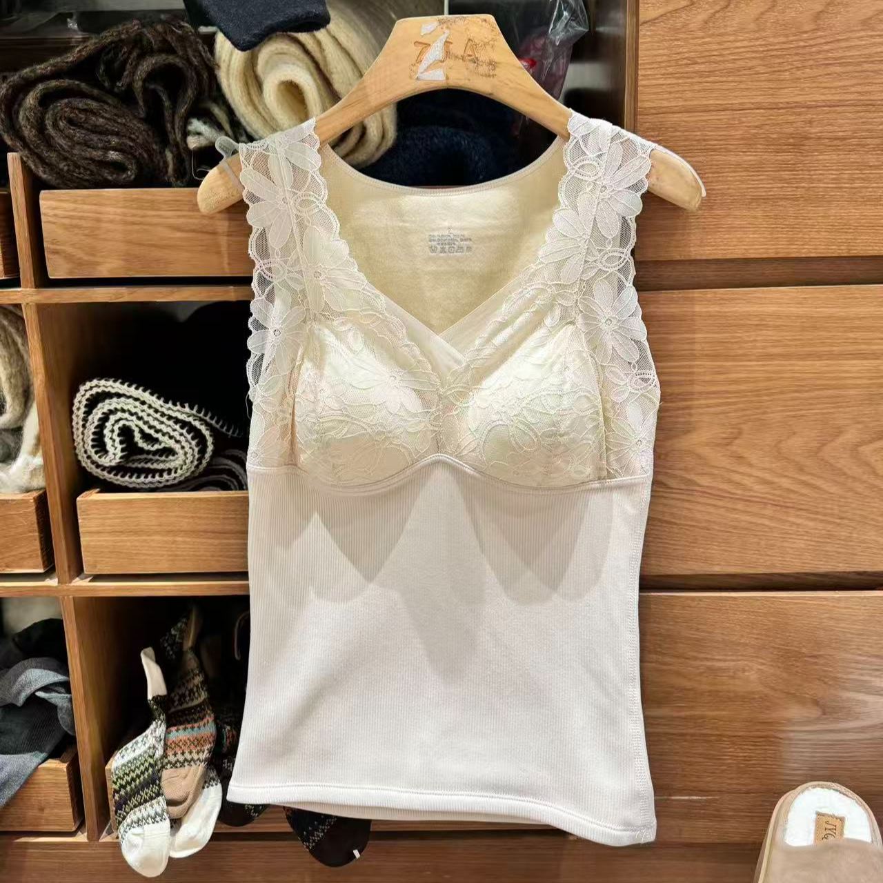 6528发现一款又美又欲的蕾丝自带bar加绒背心