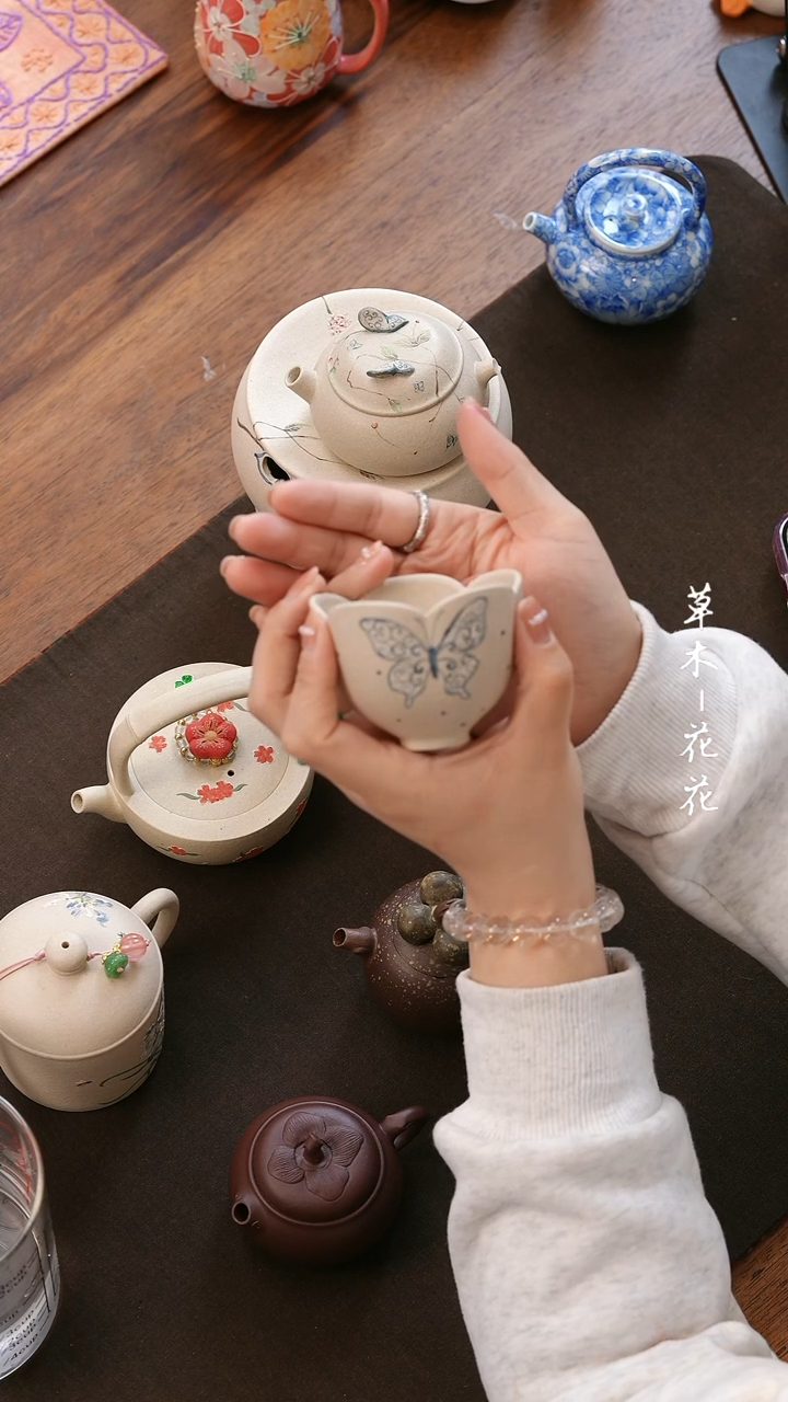 【闪购商品】蝴蝶花口杯            