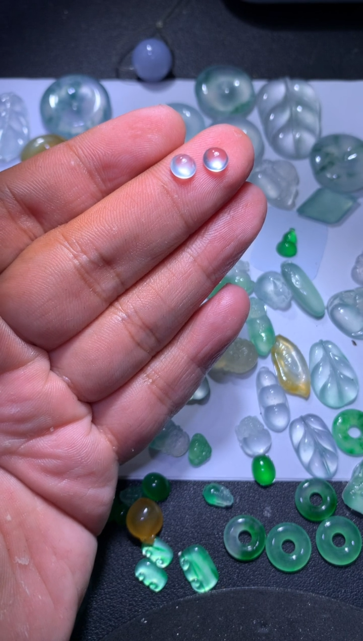 【闪购商品】翡翠颈饰未镶嵌蛋面一对