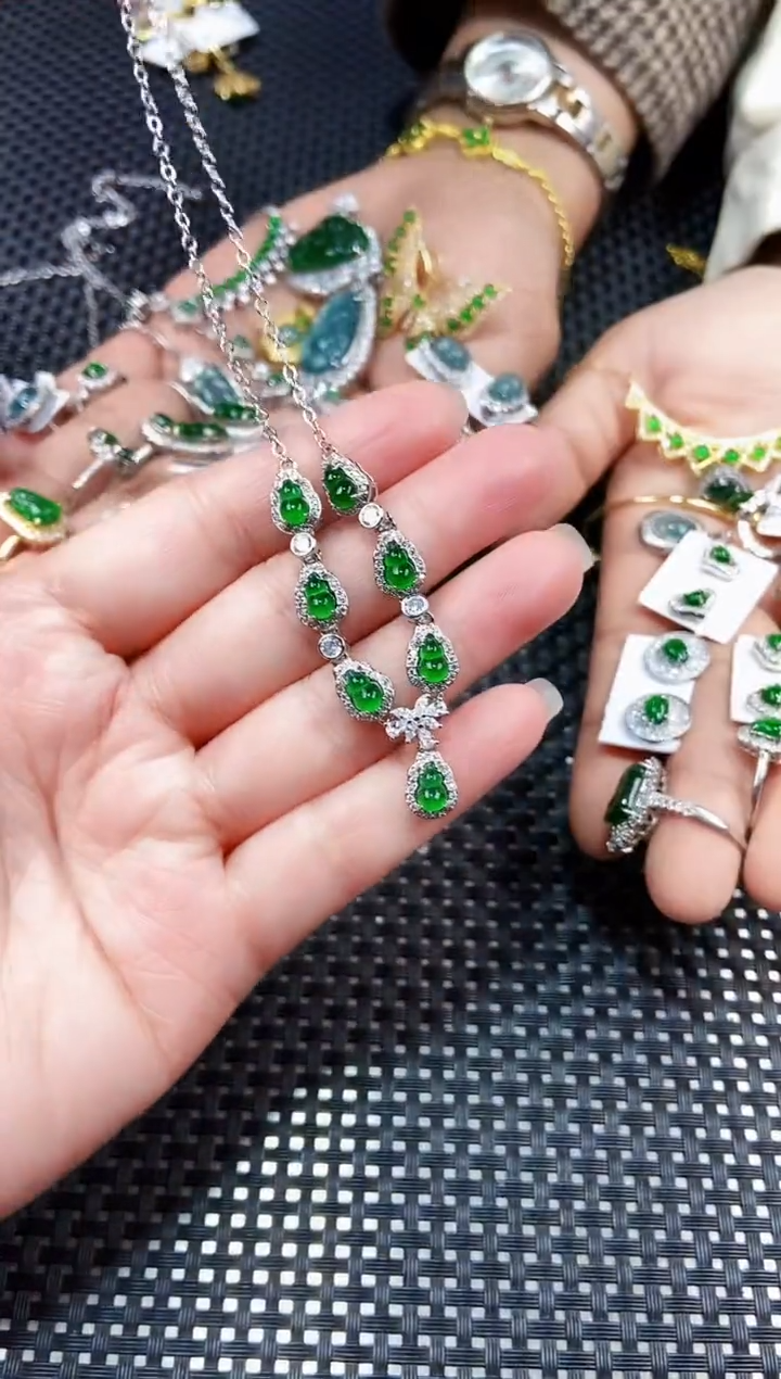 【闪购商品】翡翠颈饰未镶嵌111111111