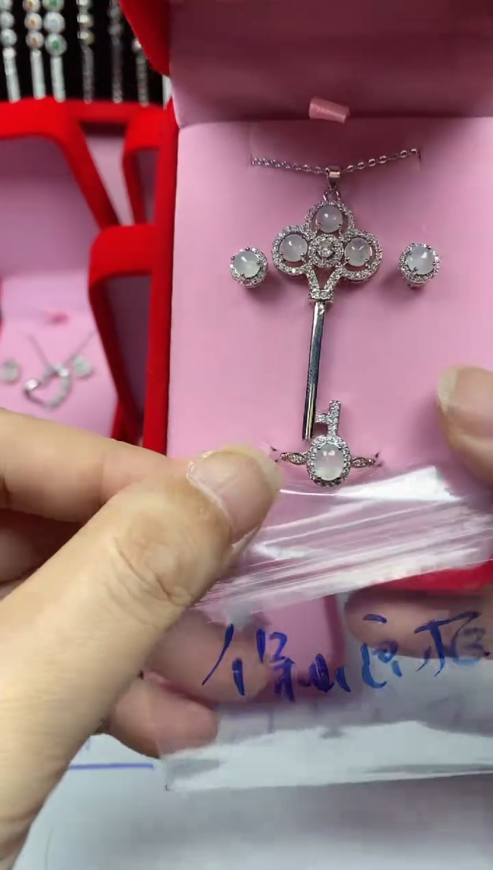 未镶嵌戒指翡翠遇****姐翡翠吊坠