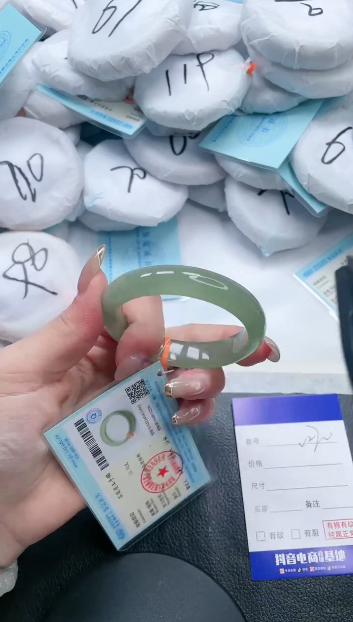 【闪购商品】石英质玉手镯未镶嵌16V270-56