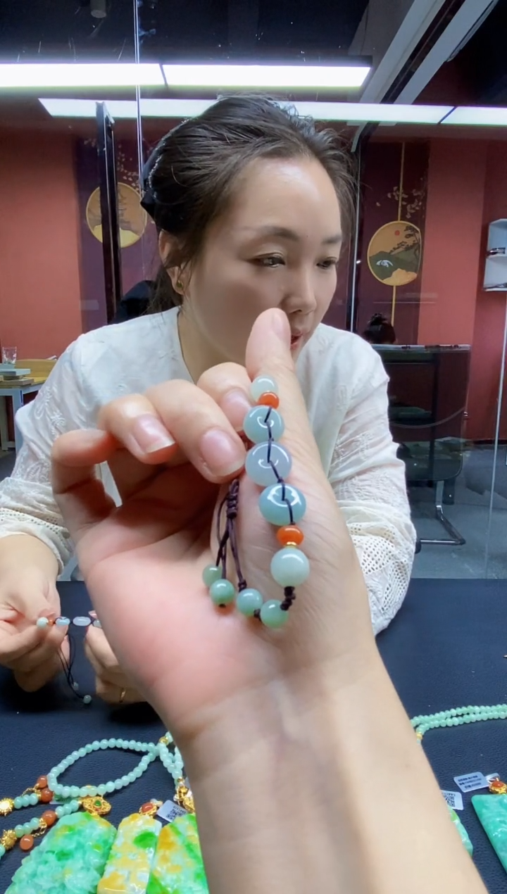 颈饰未镶嵌翡翠手串
